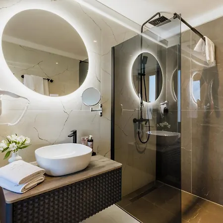 San Valentino Palace, Center 4*