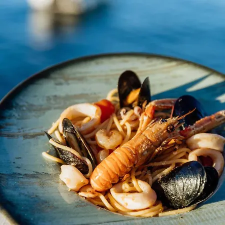 San Valentino Palace, Center