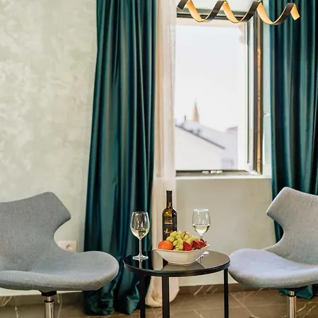 San Valentino Palace, Center 4*